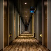 Foto de un pasillo de un hotel con habitaciones a ambos lados